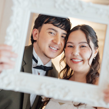 障子越しに、離れて立つ羽織袴の新郎と色打掛の花嫁のシルエットをとらえた一枚。日本家屋で撮る和装前撮り