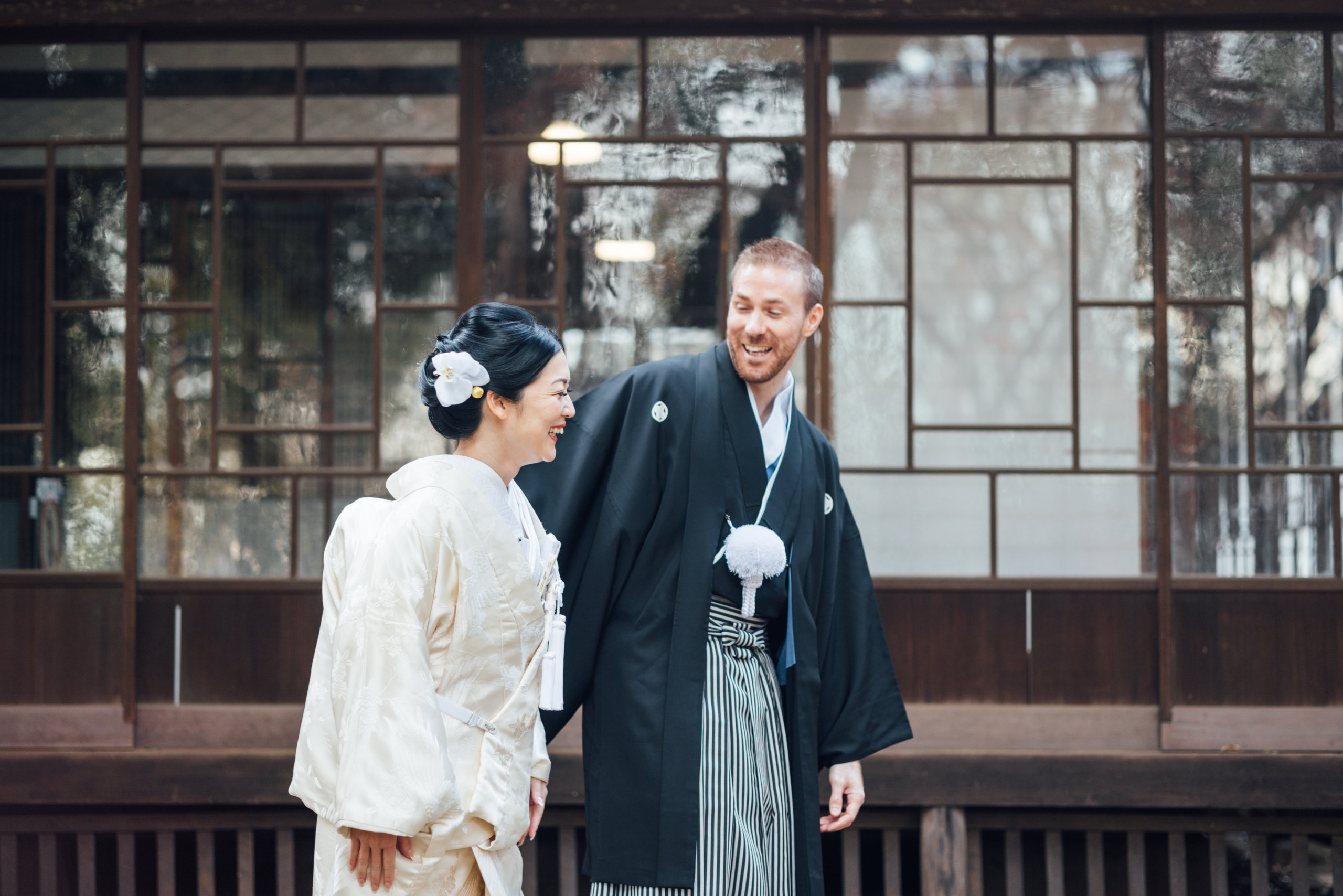 蘆花恒春園の徳冨蘆花旧宅での和装前撮り、明治時代から残る歴史的な旧宅の縁側・板戸と和装が調和した格調ある一枚