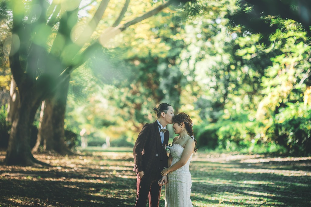 砧公園の紅葉シーズンにウェディングドレスで撮影した前撮り写真、赤く染まった木々を背景に