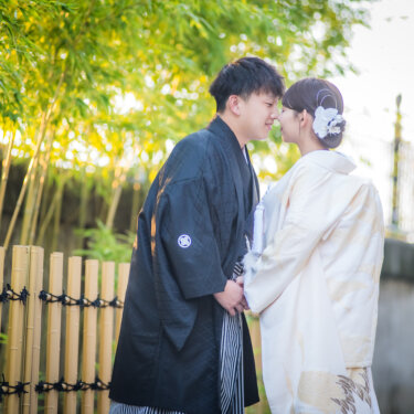 竹垣の前で額を寄せ合い、白無垢の花嫁を抱き寄せる紋付袴の新郎。和装前撮りで人気のおでこ合わせポーズ