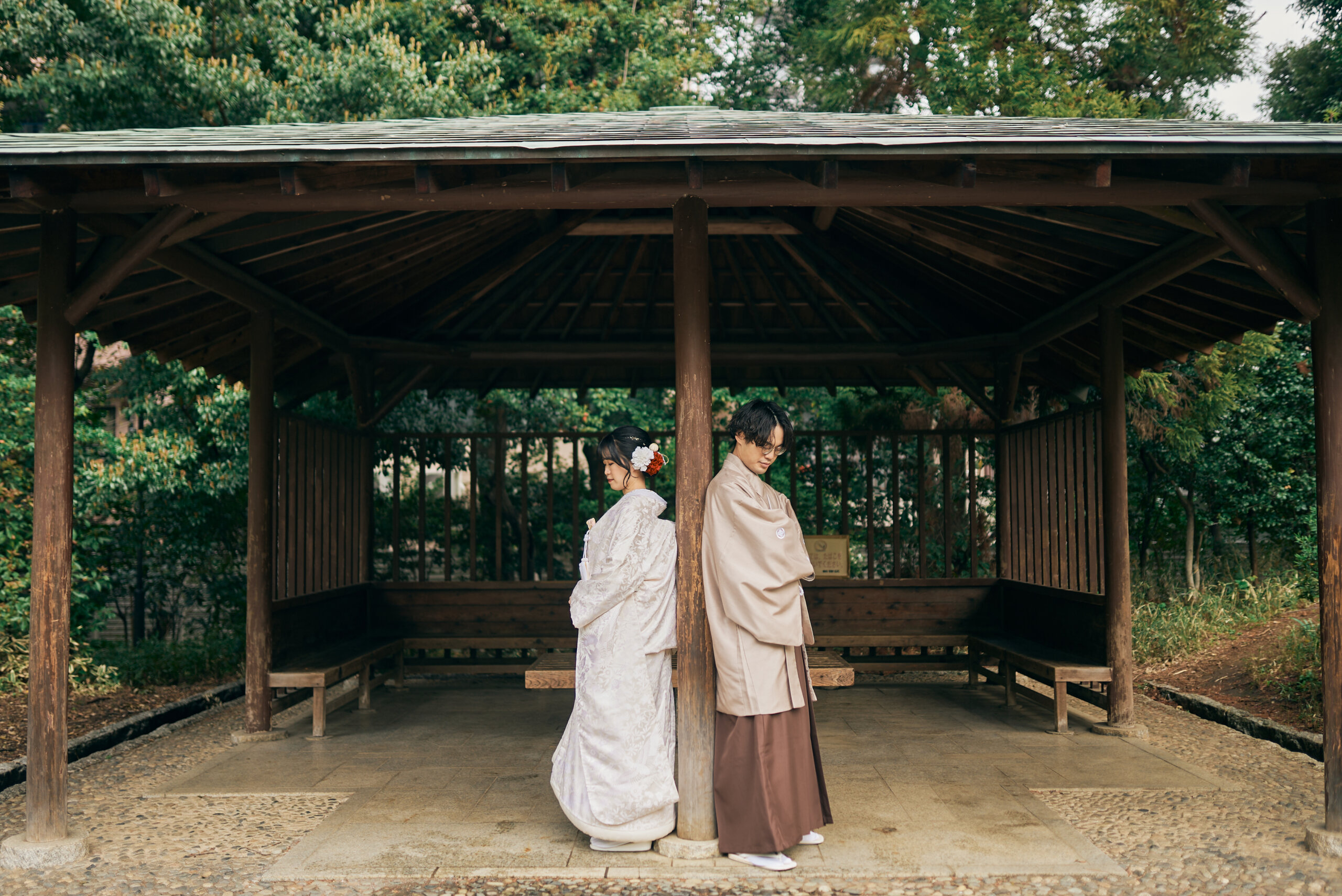 甘泉園公園の日本庭園で色打掛の鮮やかな色と柄が映える新婦の全身写真