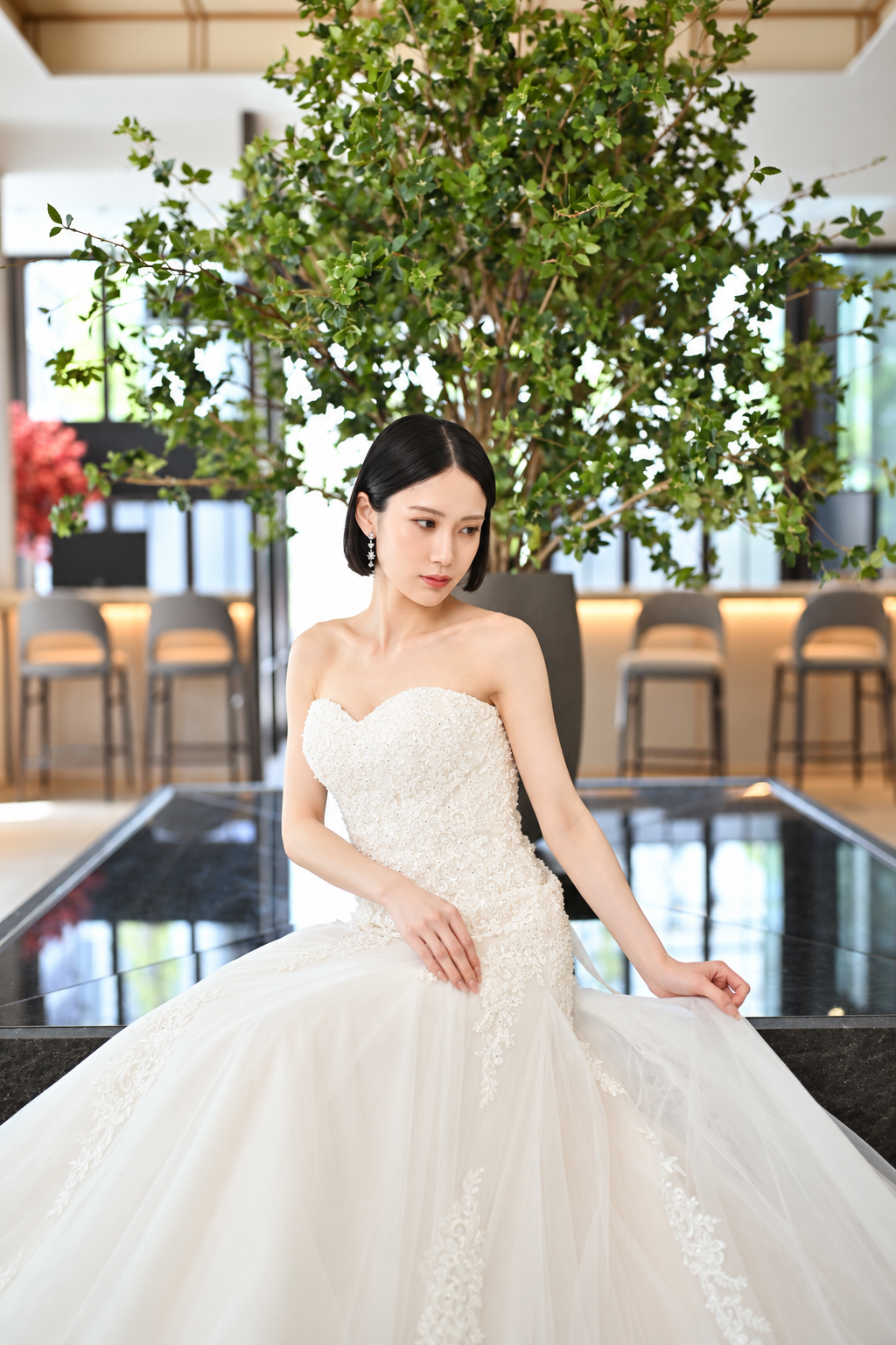 新郎新婦のつないだ手元と指輪のアップ
