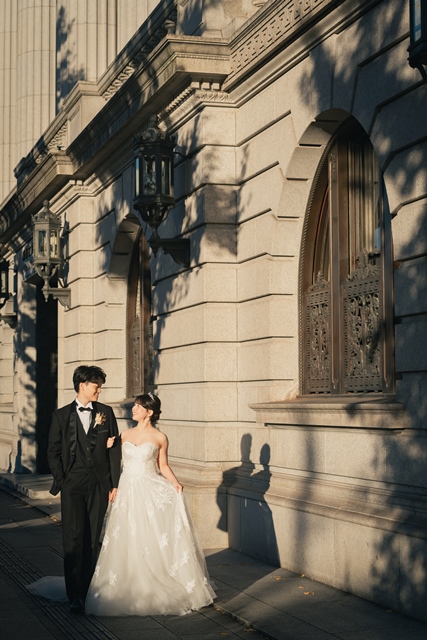 丸の内のビル街を歩くドレス姿の花嫁